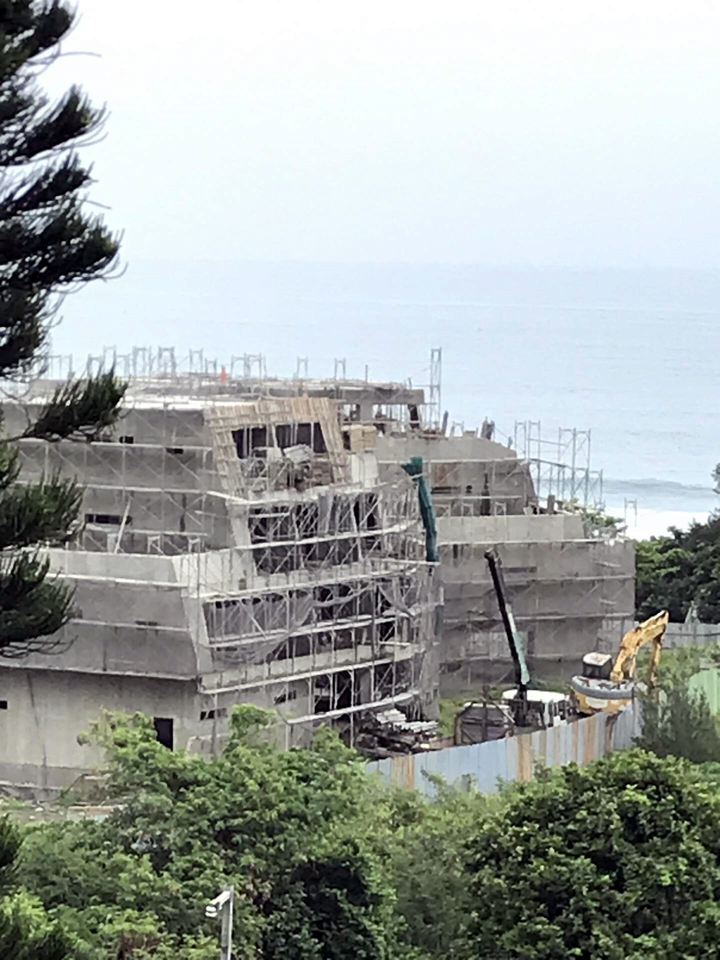 偌大的山海劇場就蓋在離海的不遠處