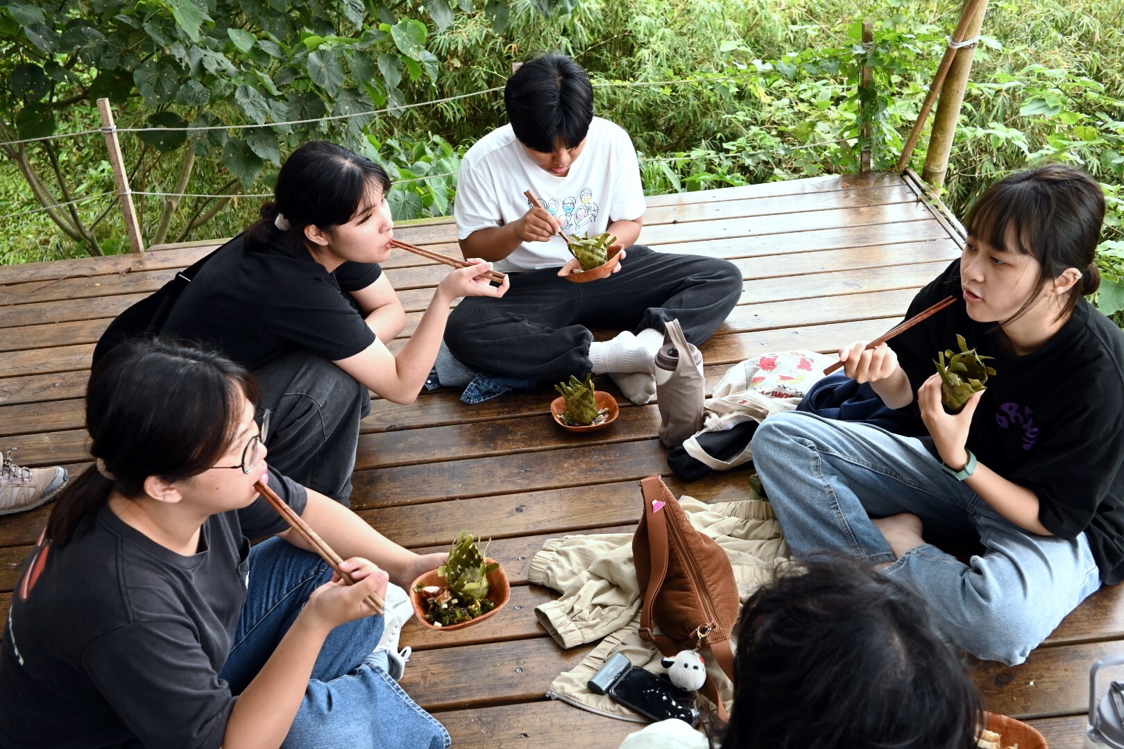 學生在大自然中享受原住民族風味餐及用林投葉編製的阿里鳳鳳