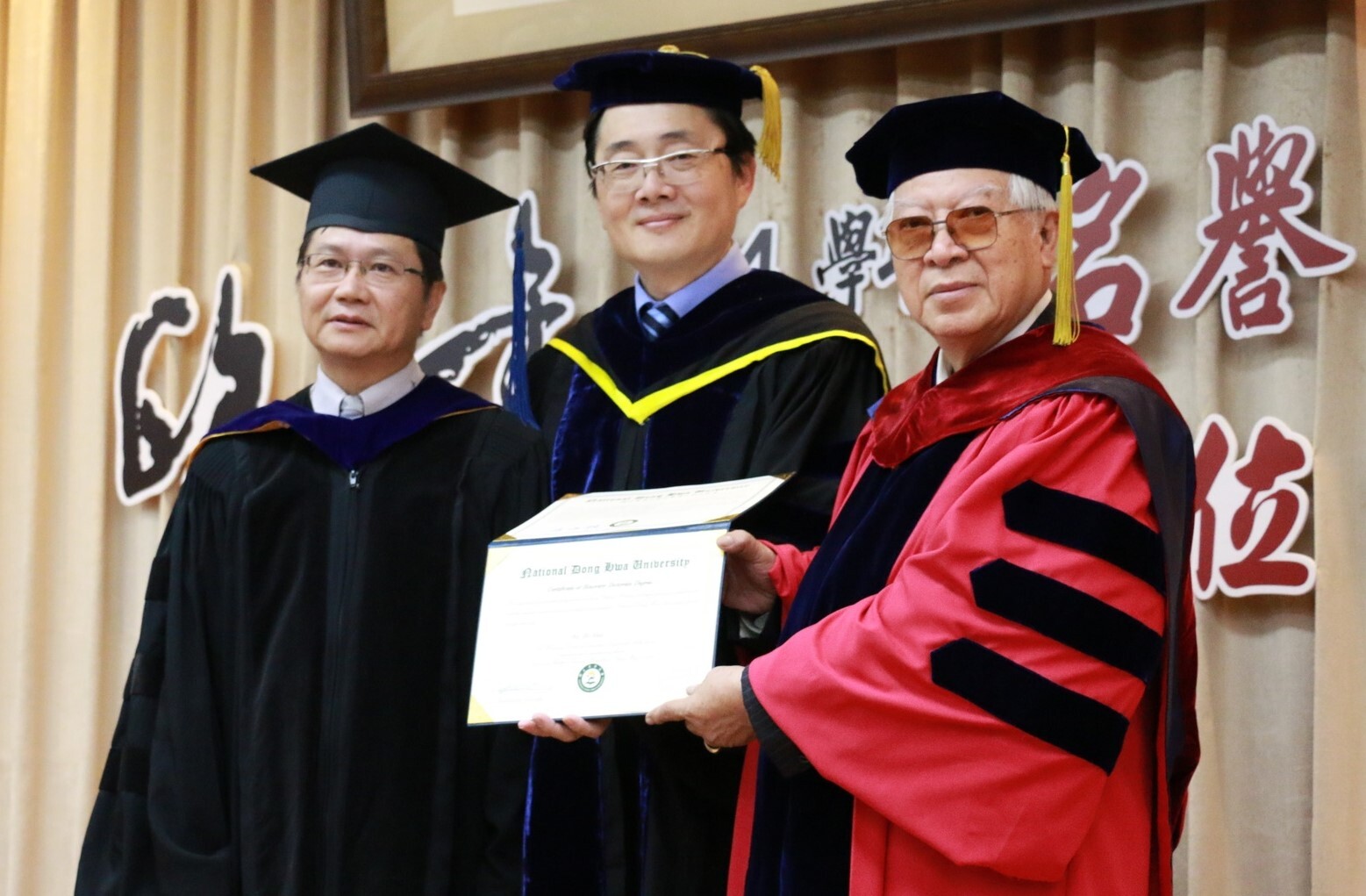 歐豪年教授於105年獲頒東華大學名譽文學博士