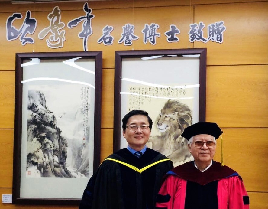 歐豪年教授獲頒東華大學名譽文學博士與東華榮譽校長趙涵㨗教授合影(圖:東華大學榮譽校長趙涵㨗教授提供)