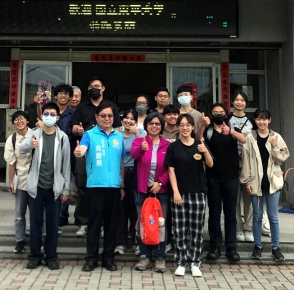 在清潔隊大樓前與吳慶展隊長(前排左二)大合照後面打的字幕寫著歡迎國立東華大學