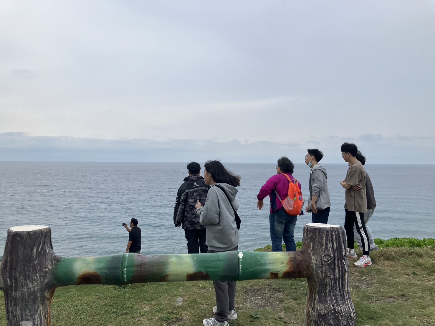 師生至環保公園查看裸露的邊坡補強網