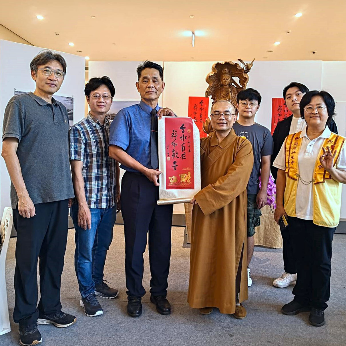 佛光山慧讓法師致贈開山祖師星雲大師2024年新春祝福語「雲水自在,祥和歡喜」予徐輝明校長