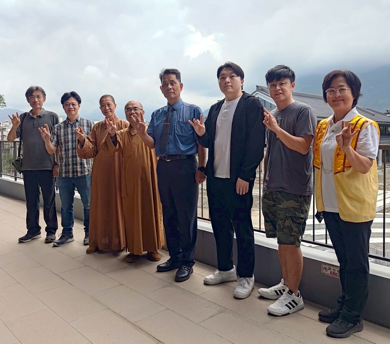佛光山慧讓法師與月光寺監寺妙勳法師與東華大學徐輝明校長一行合照