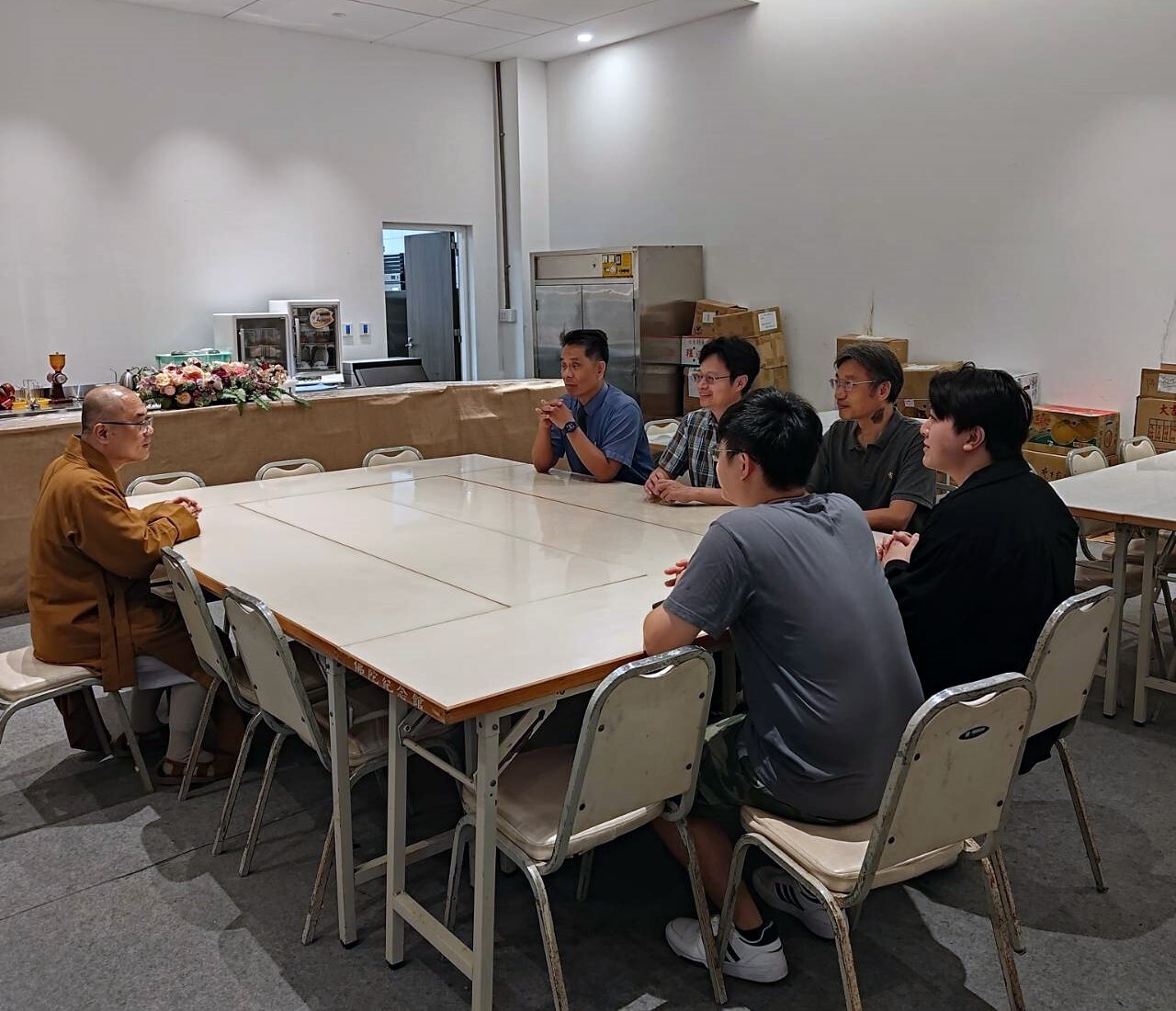 東華大學徐輝明校長感謝月光寺安置受災同學入住,由佛光山慧讓法師代表接見