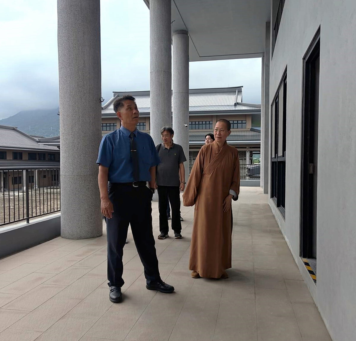 東華大學徐輝明校長參觀月光寺臨時安住中心
