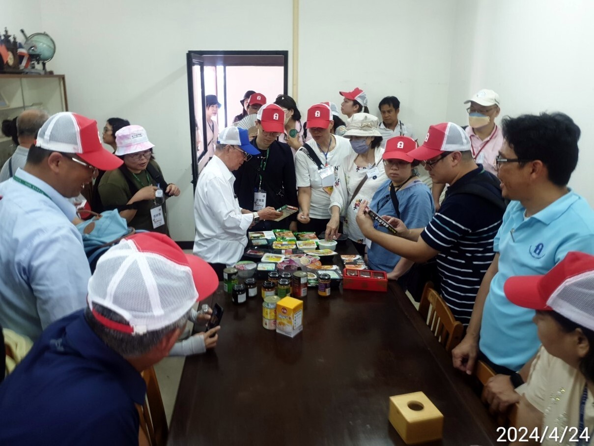 高齡90歲的創辦人李錫祺董事長(藍帽者),行動不輸年輕人神采奕奕向大家介紹公司產品與願景