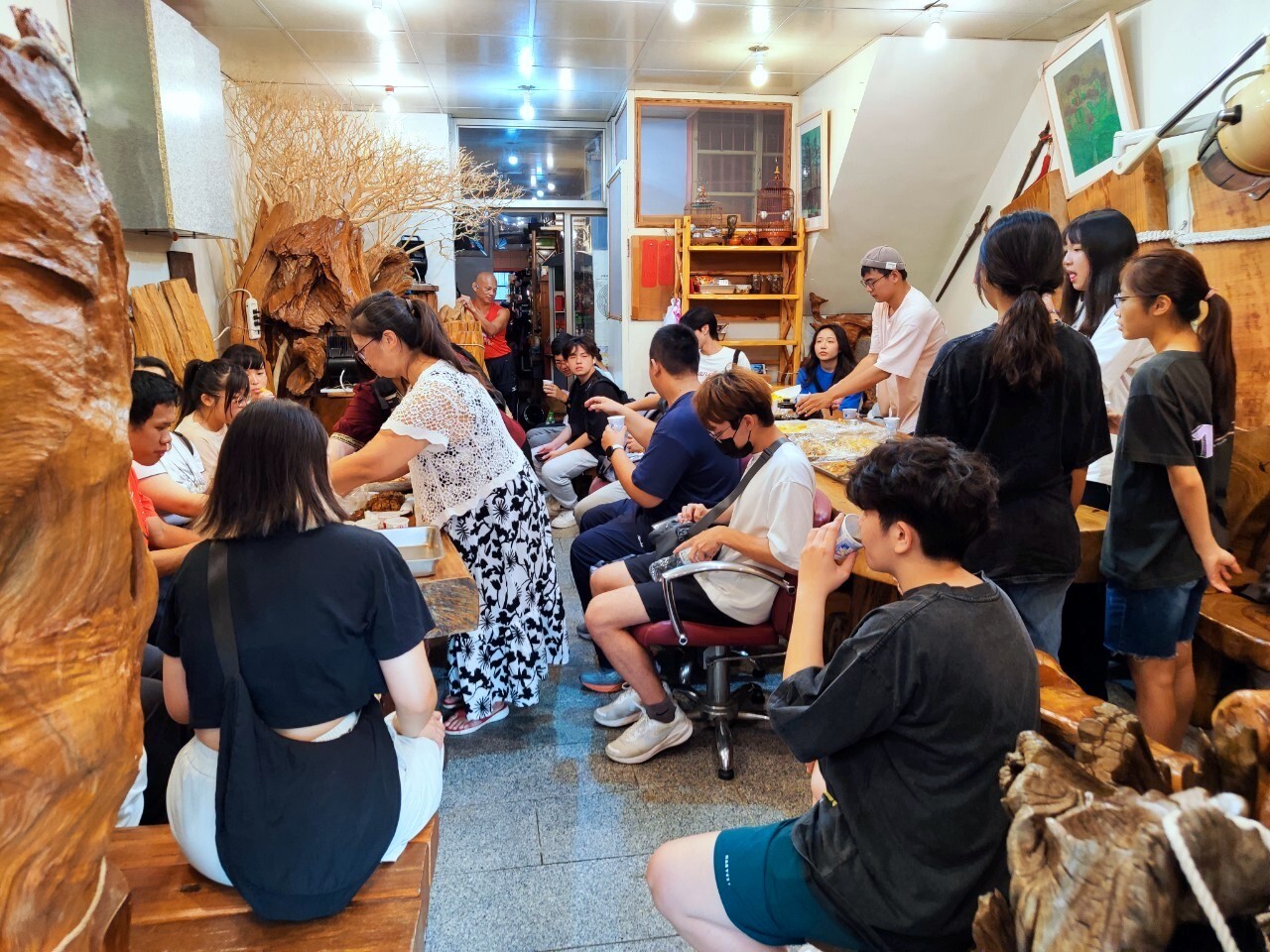 明星理髮店裝潢特殊、老闆非常熱情