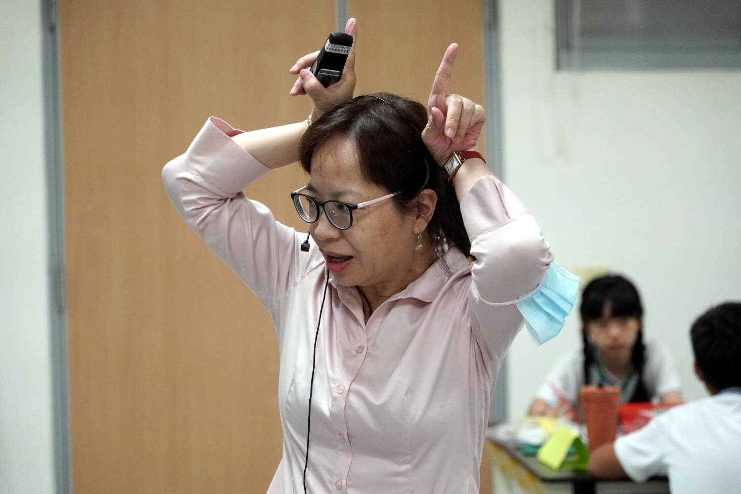 老師生動示範「螞蟻的秘密蹤跡」