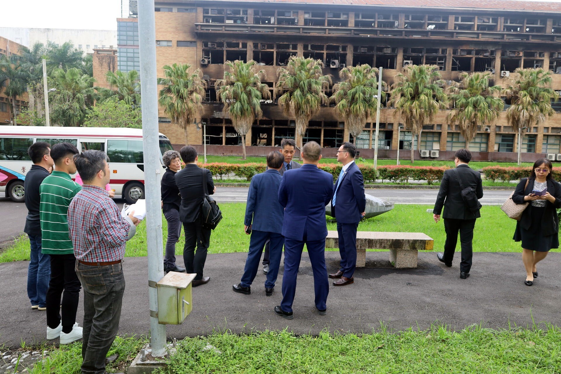 徐輝明校長向台商會介紹理工學院一館受損情況