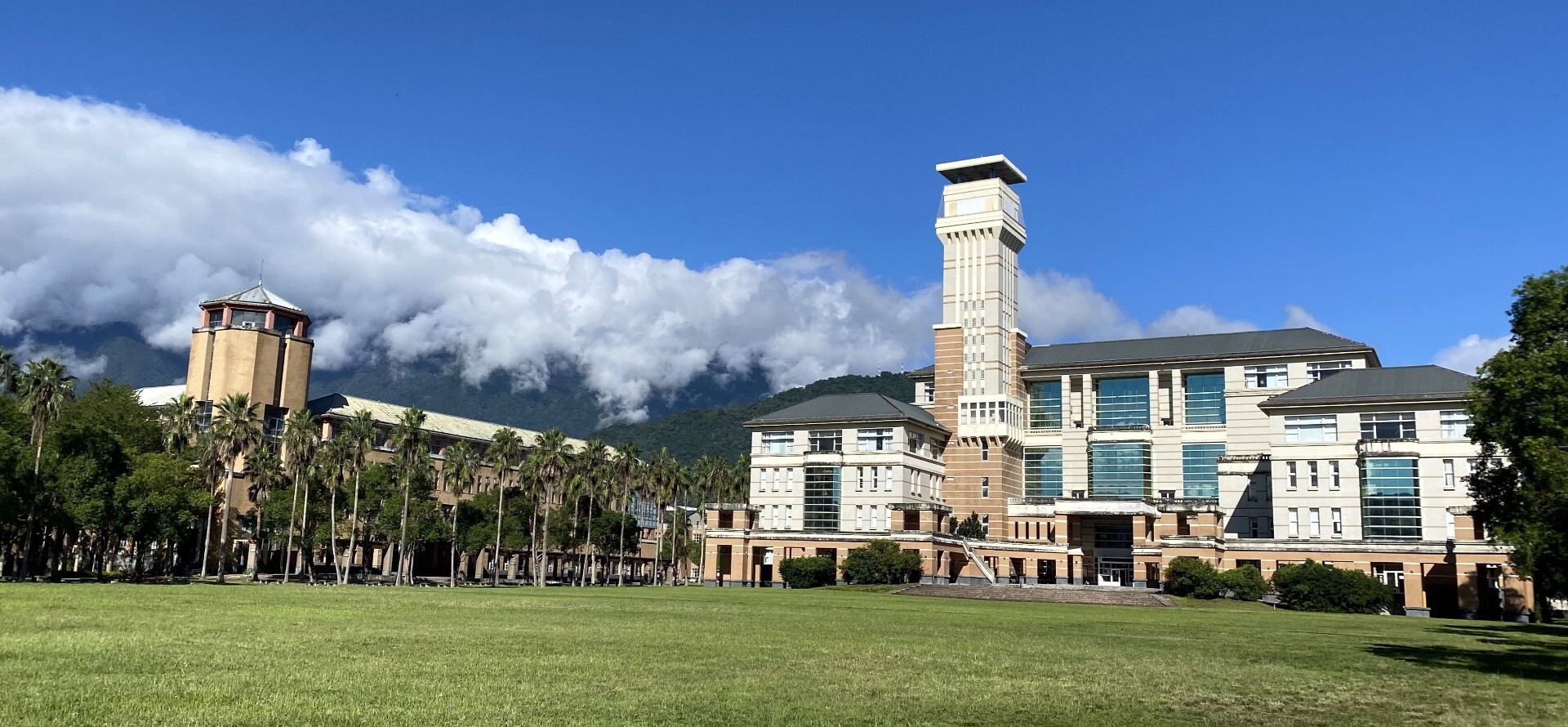 東華大學依傍著花蓮好山好水,圖書館坐擁得天獨厚的自然風光,是許多人心目中的最美大學圖書館之一。
