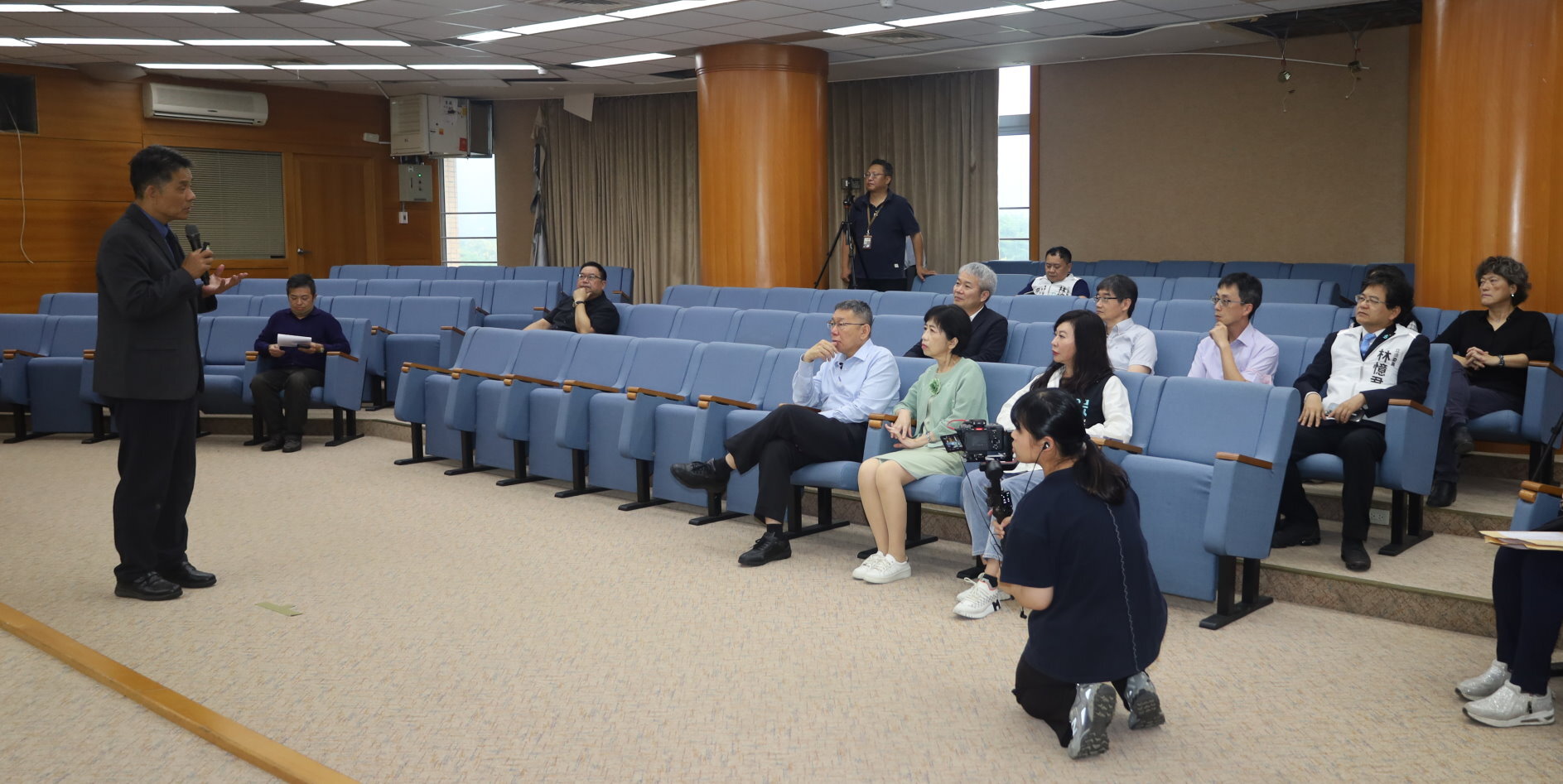 徐輝明校長向柯文哲主席及林憶君立委簡報東華大學地震災情、復原規劃及募款情況