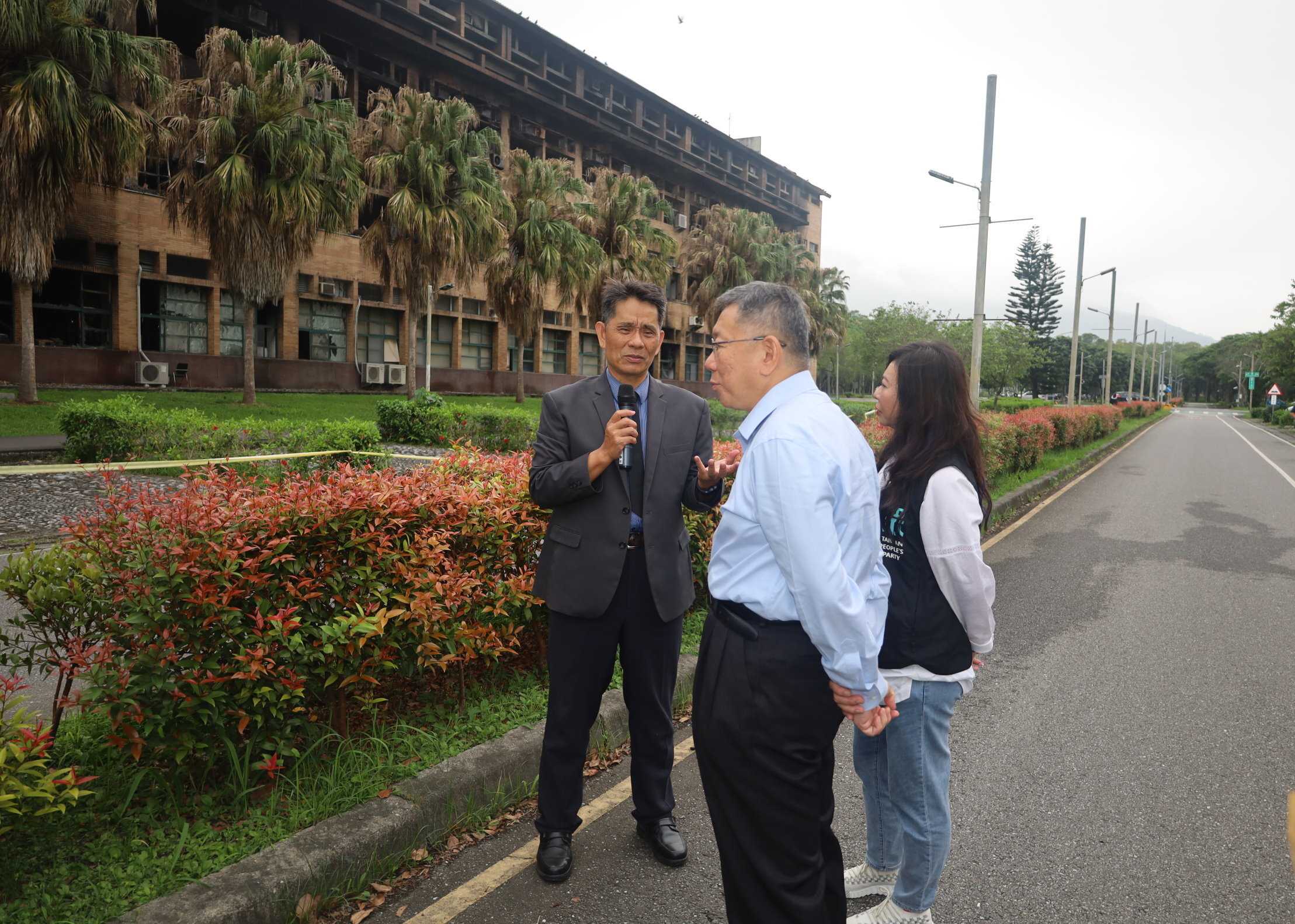 徐輝明校長於理工學院一館D棟向柯主席及林憶君立委說明災損情形