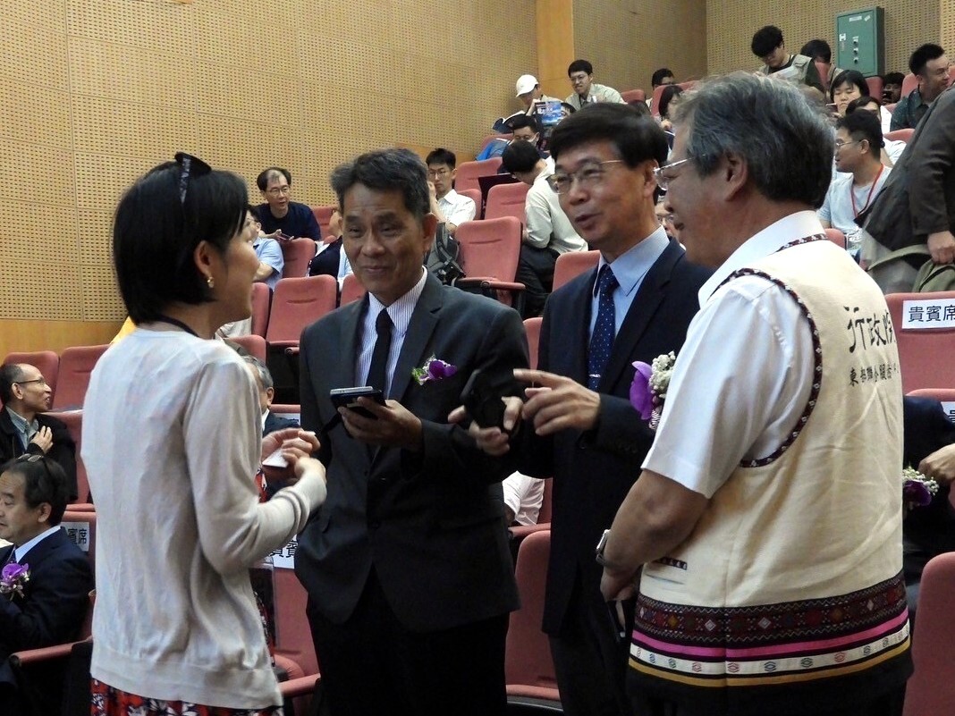 徐輝明校長、朱景鵬副校長與來賓交換意見