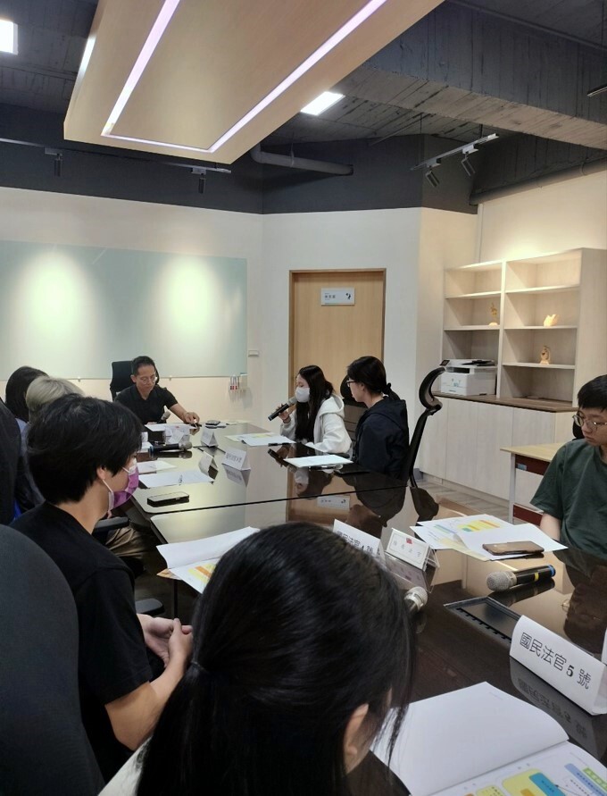 國民法官與審判長在評議室討論,共同判決桌上立牌可以看到,為保護國民法官,只有編號,不會揭露姓名