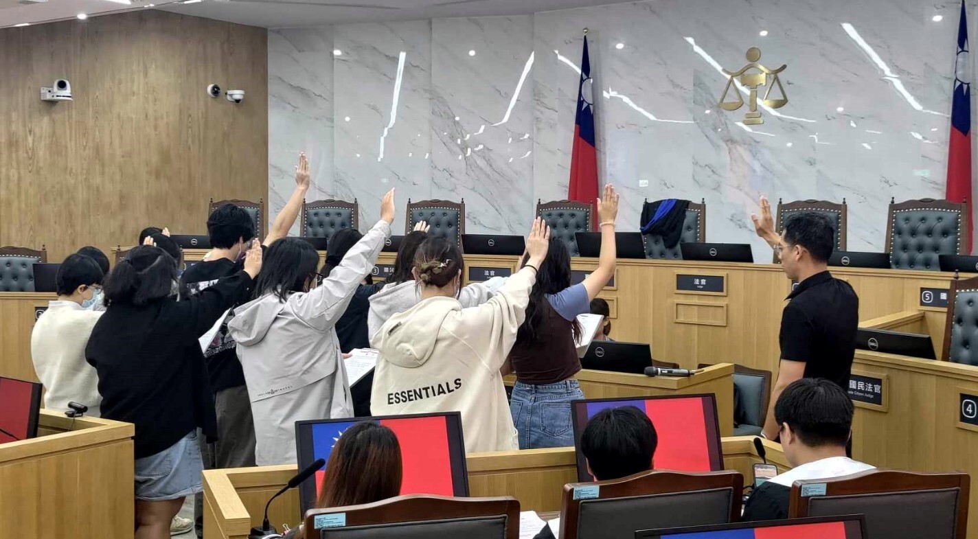 模擬法庭審判長吳明駿庭長(右1)帶著被抽選出來的國民法官及備位國民法官舉手宣誓