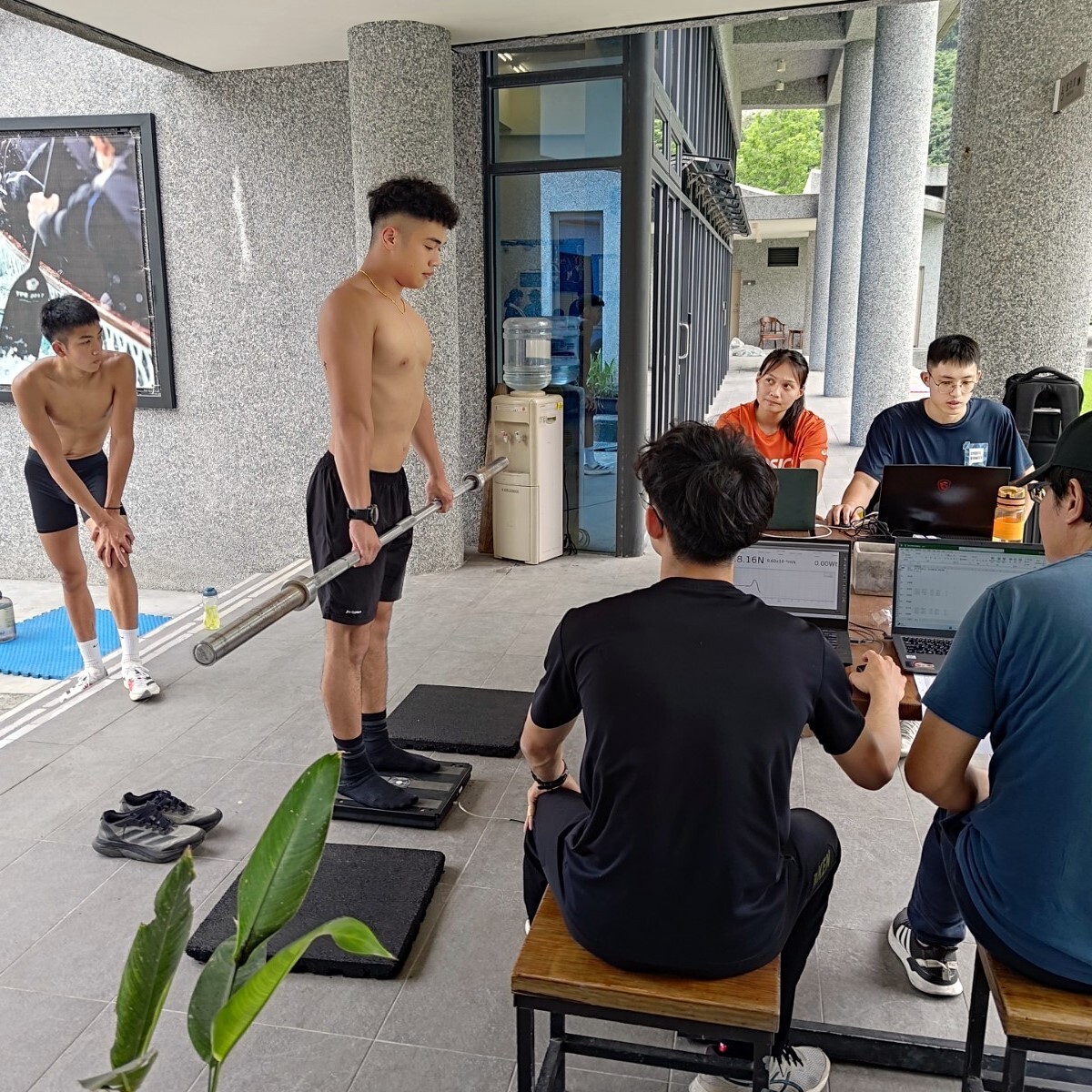東華大學運科團隊為花蓮輕艇隊進行科學檢測之一