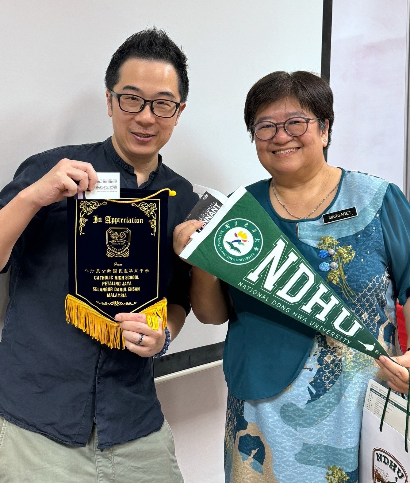 音樂學系與巴打靈公教國民行華文中學校長合影,並期許未來能有更多合作機會