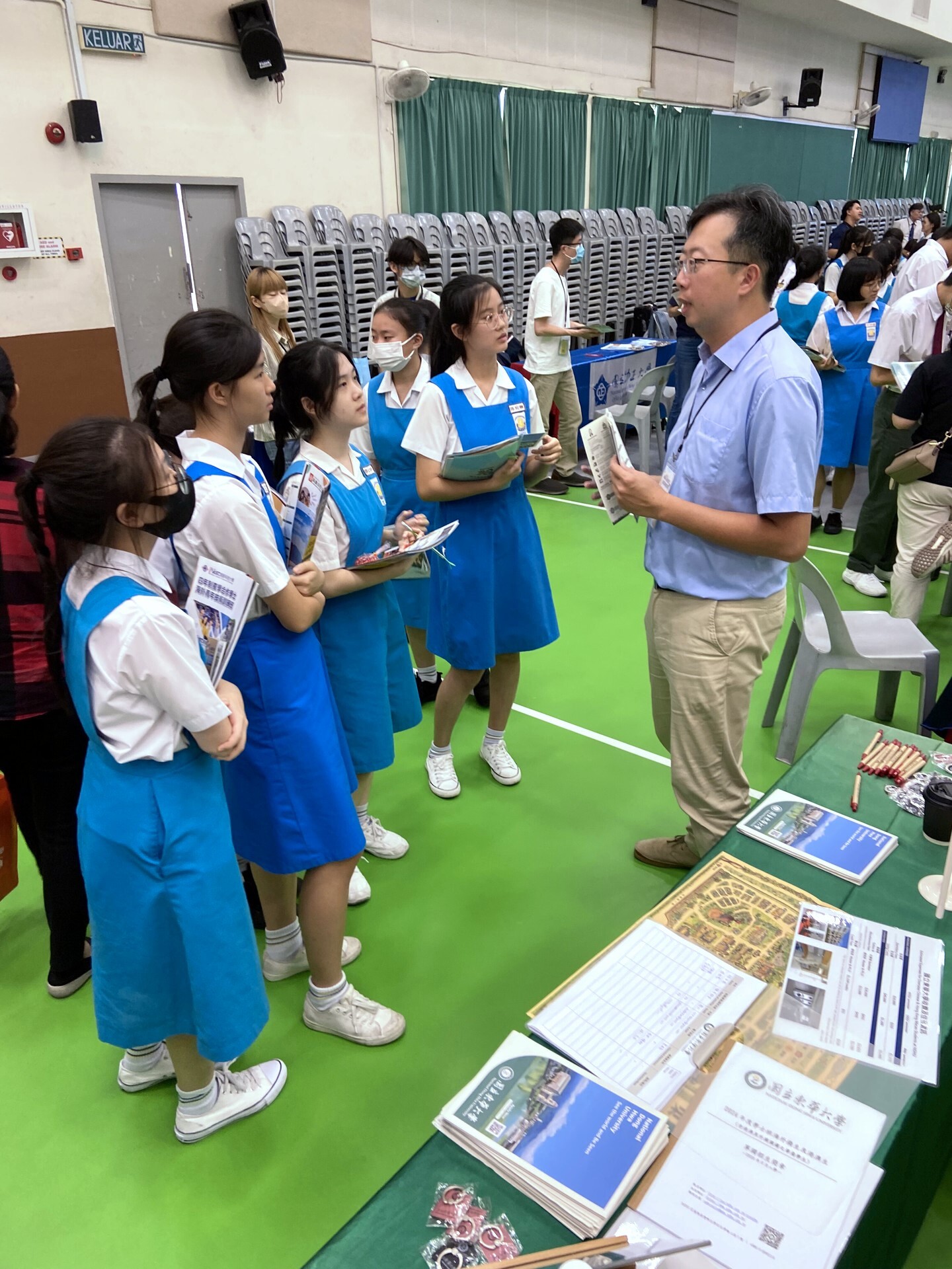 檳城鍾靈獨立中學入校宣講,同學詢問熱烈