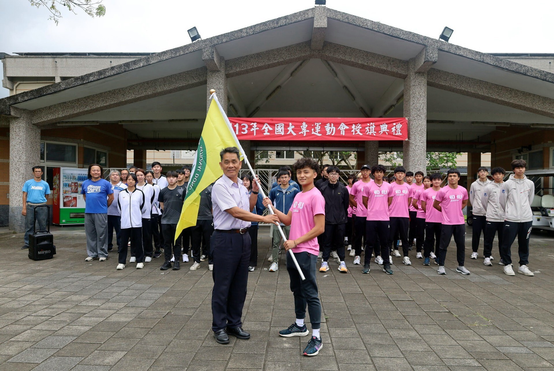 徐輝明校長為東華代表隊授旗