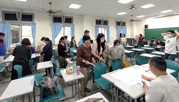 研習班課程透過小組主題討論,學員進行交流