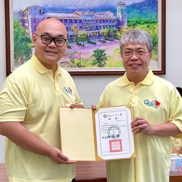 頒發高碩亨指導老師聘書