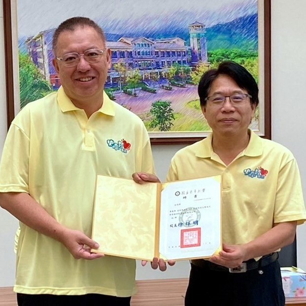 頒發黃義峰指導老師聘書