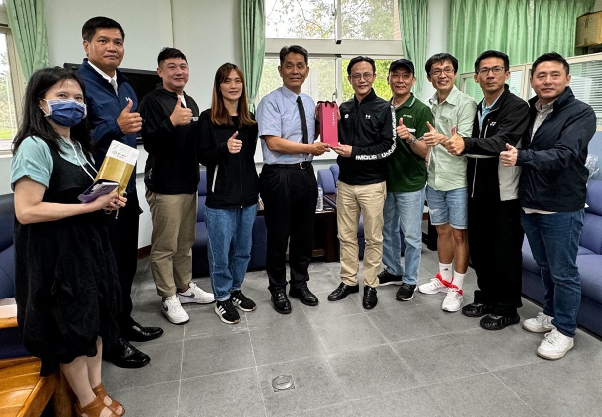 奧運人協會黃志雄理事長率領李建興秘書長一行捐贈23萬3,000元支持響應東華募款