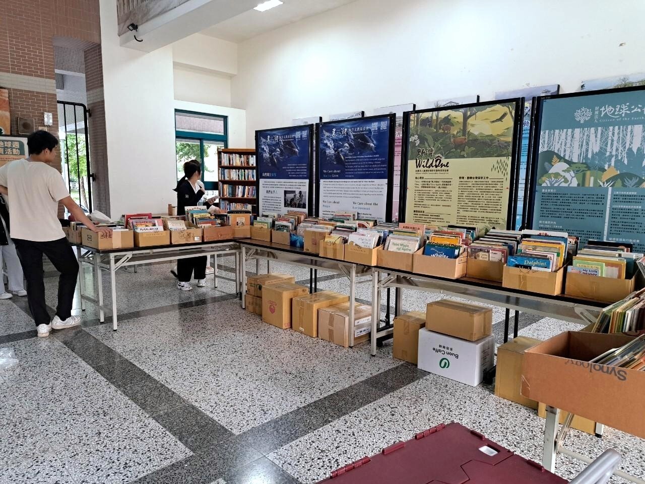 活動前一天學生和助理將書籍陸續上架