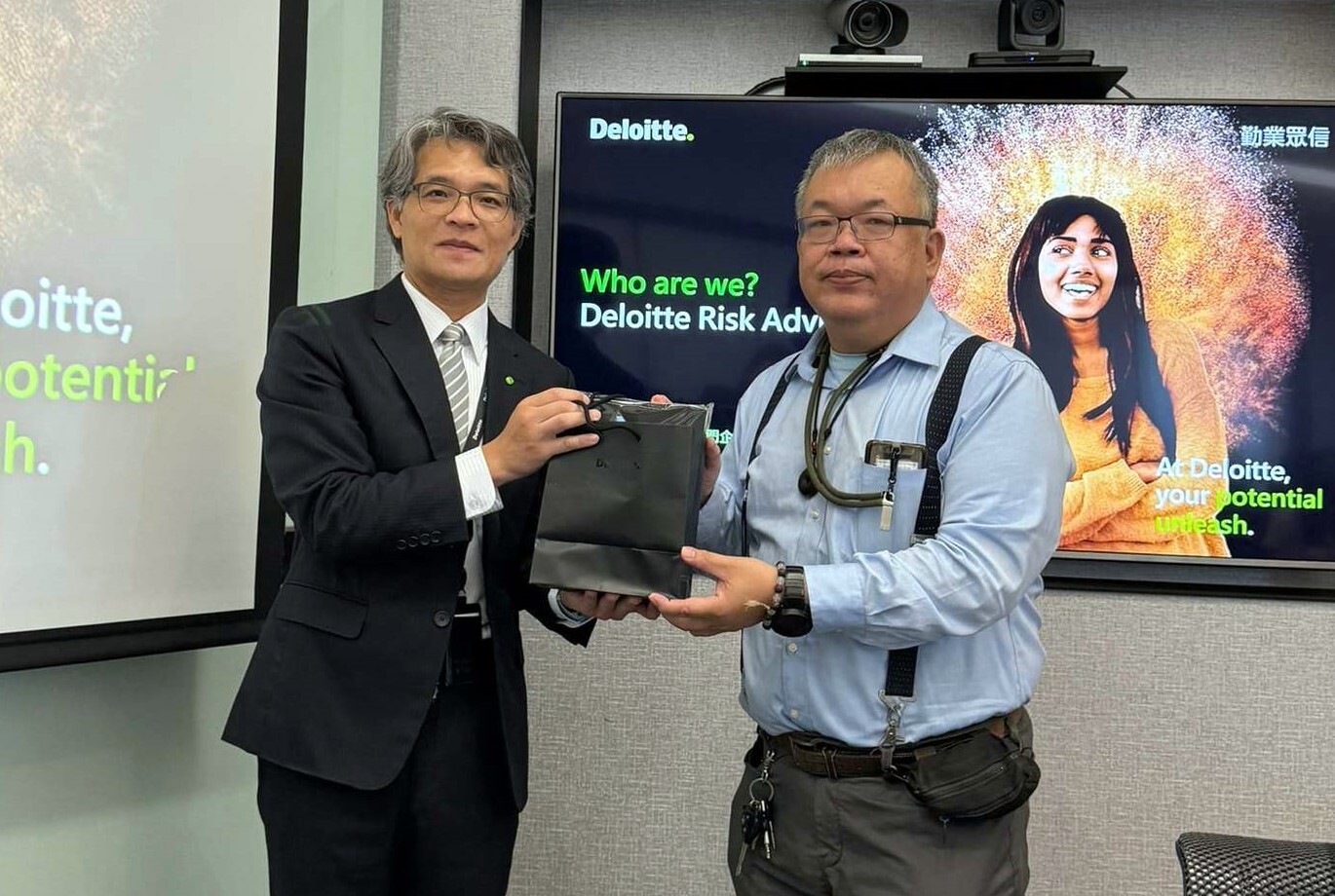 資管系侯主任與勤業眾信李副總雙方互贈紀念品