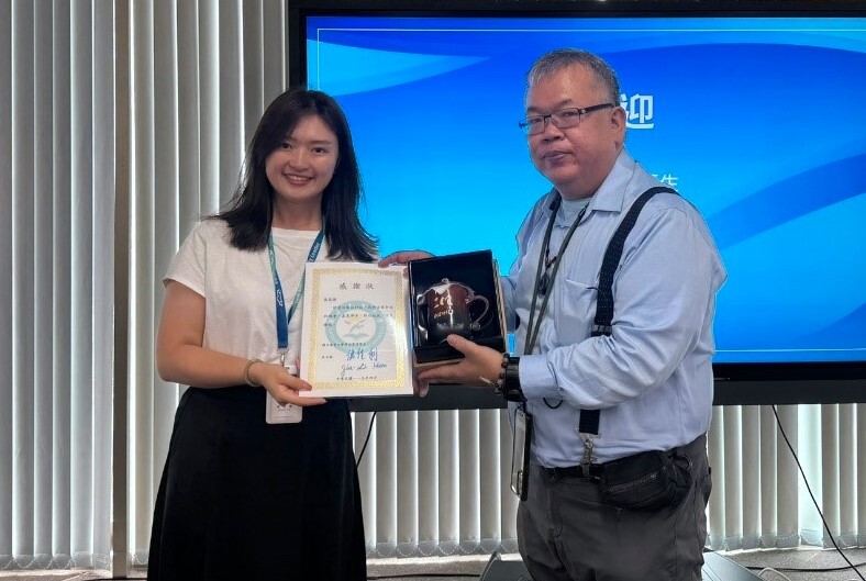 資管系侯主任頒贈紀念品予伊雲谷人事主管Shelly Yu(余欣儒)小姐