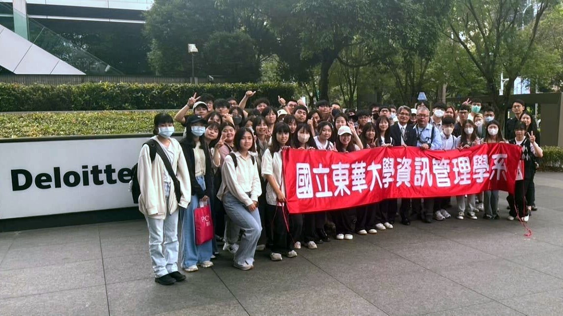 參訪團與李副總於勤業眾信(Deloitte)大門口合影