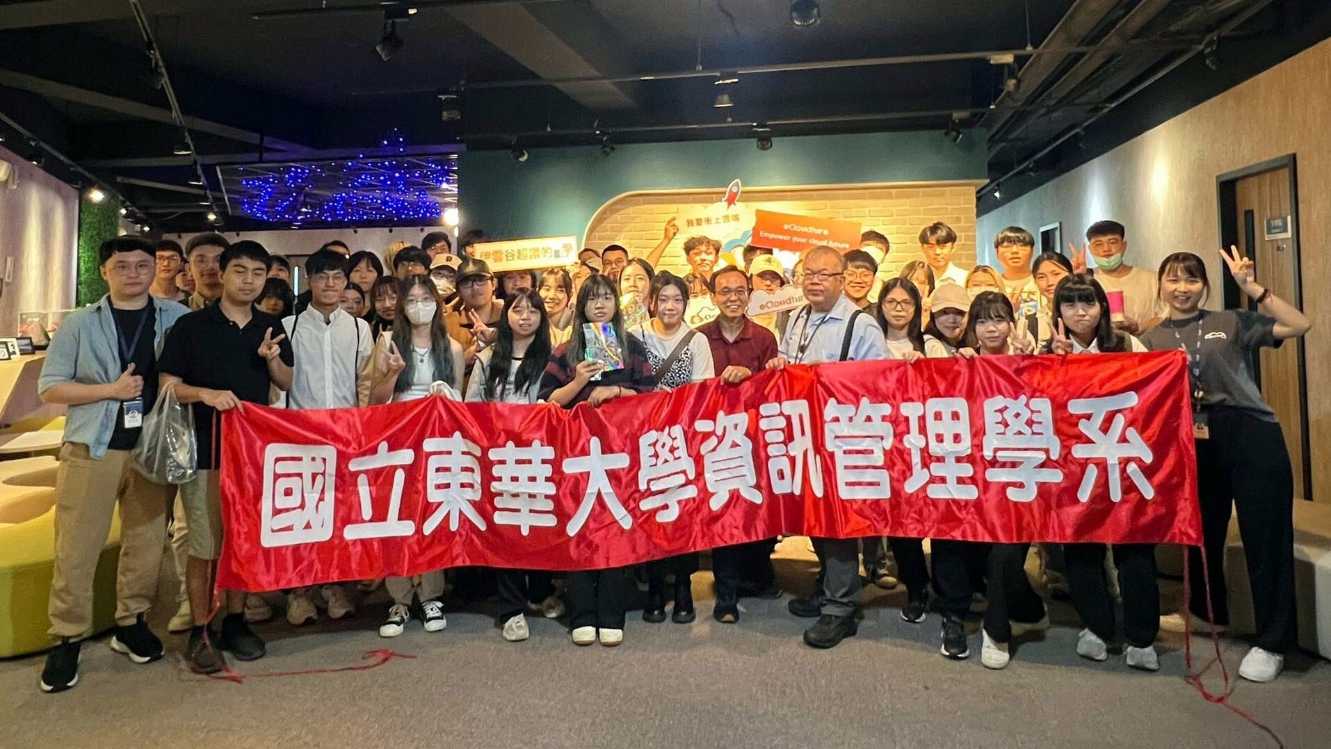參訪團於伊雲谷合影
