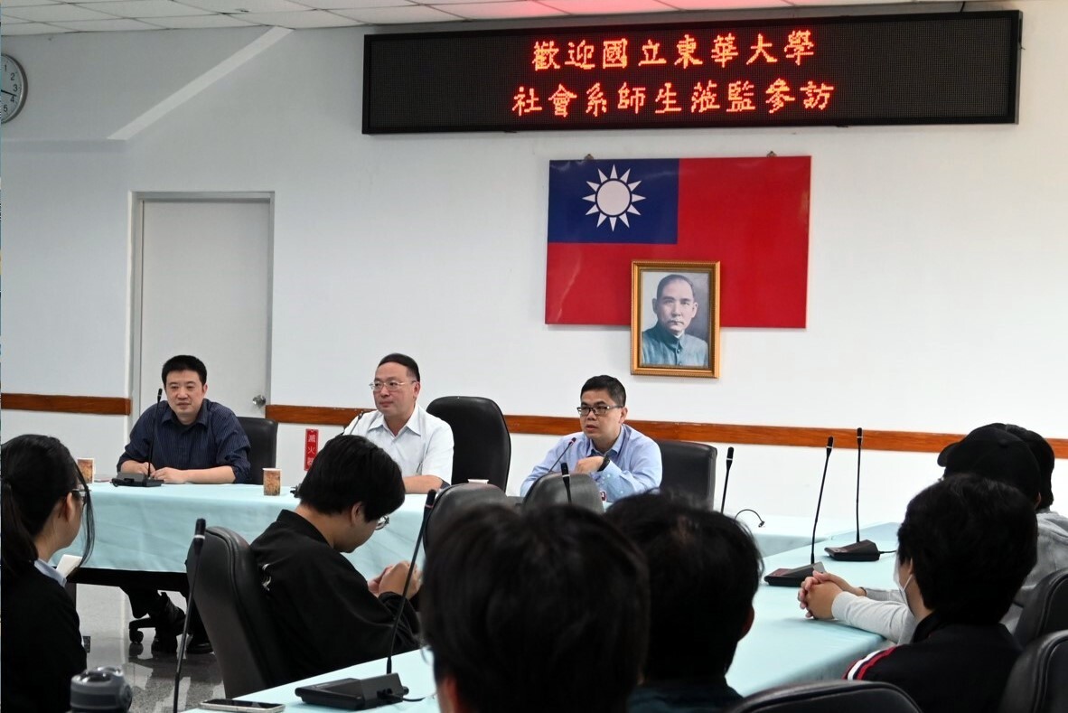 師生在會議廳聽取廉政教育宣導台上三位講者分別是副典獄長王恩先(中),法務部駐區視察劉憲宗(右),自強外役監獄政風室主任劉蒝(左)
