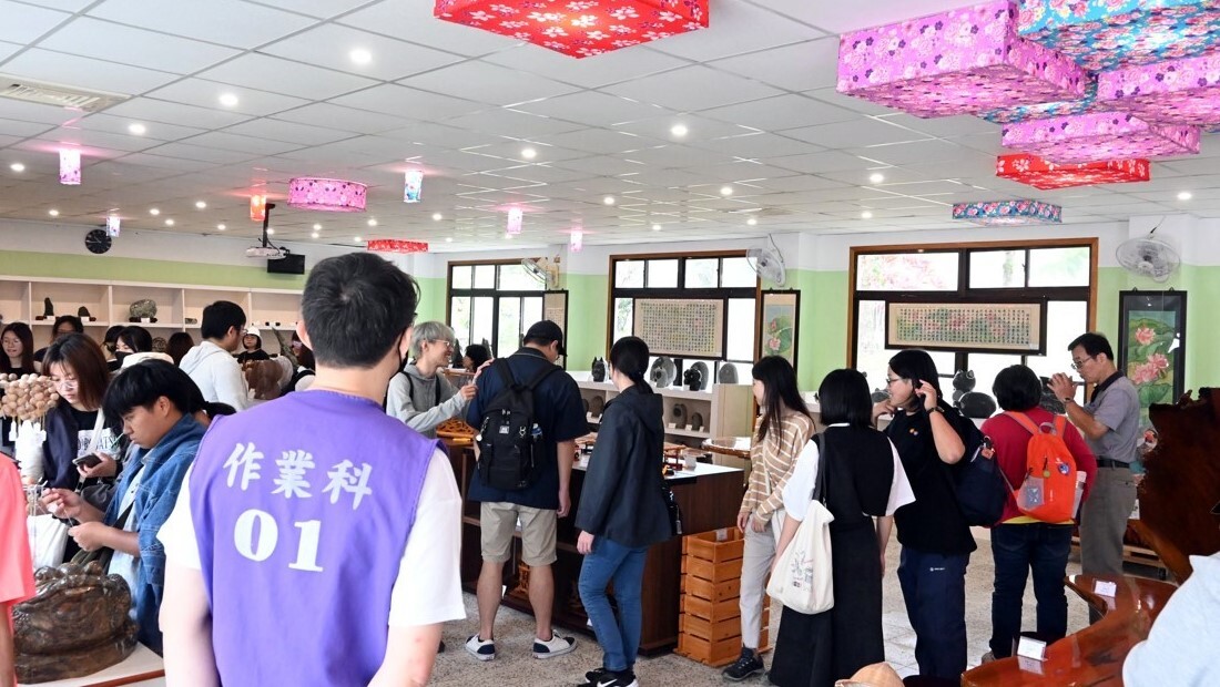 師生在展售區欣賞自強外役監獄木石工藝技訓成果場內的特色燈飾及佈置都是收容人手工製作的