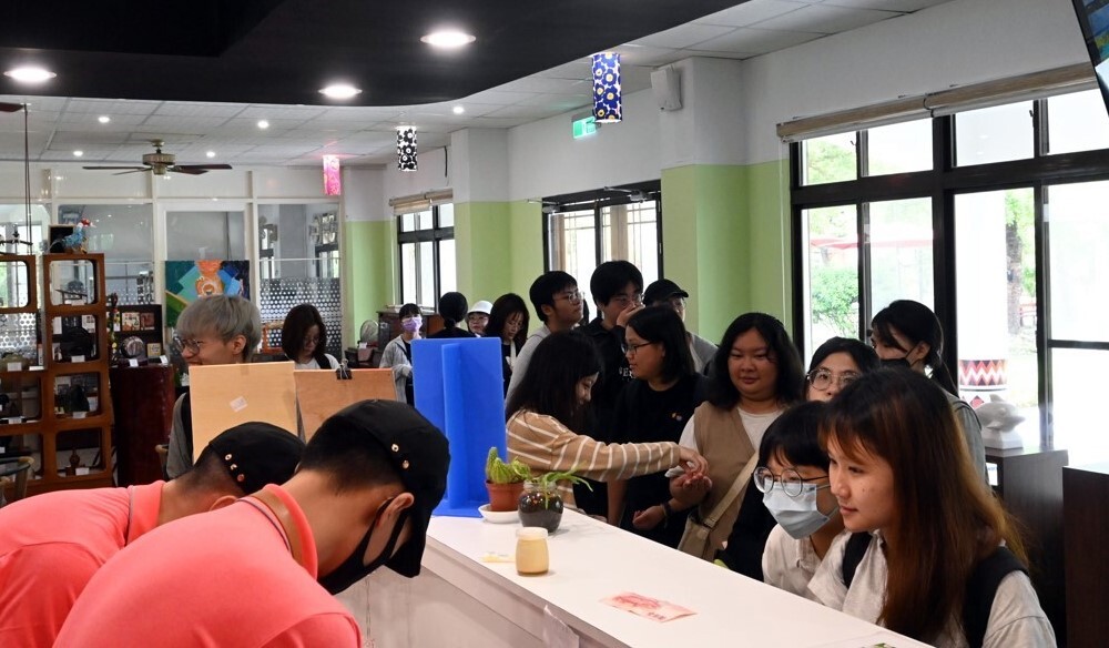 學生在自強咖啡工坊排隊購買美食從外場服務到內場食品的製作都是收容人技訓的一環