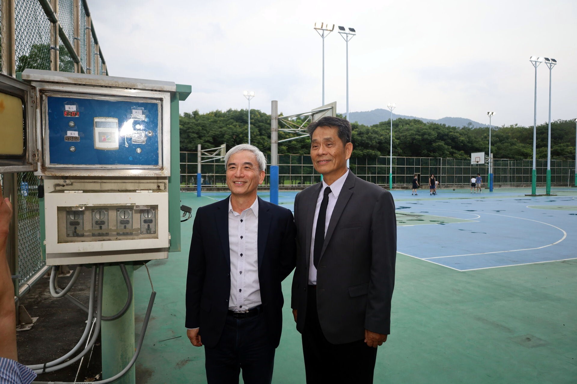 悠遊卡公司林志盈董事長參觀東華大學籃球場悠遊卡燈光收費設施
