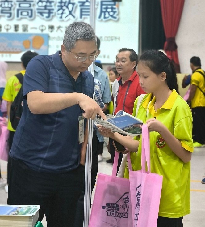 應用數學系及大數據科學國際學士班的吳韋瑩主任向同學細心介紹東華環境和就讀優勢