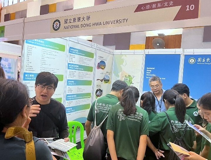東華大學在亞庇場次觀展人潮眾多,當地學子熱烈諮詢