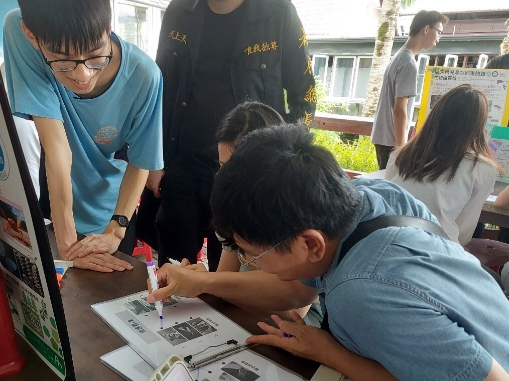 「認識奈米與仿生」關卡,遊客挑戰「仿生連連看」測驗