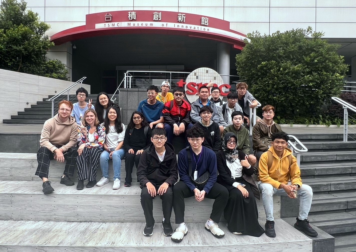 光電系師生於台積創新館前大合照