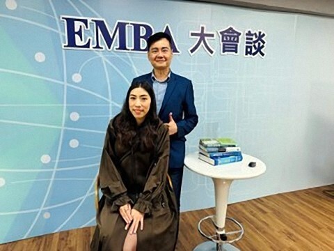 黃子郡同學112年代表東華大學參加華人教育資訊平台節目錄製,推廣東華大學EMBA