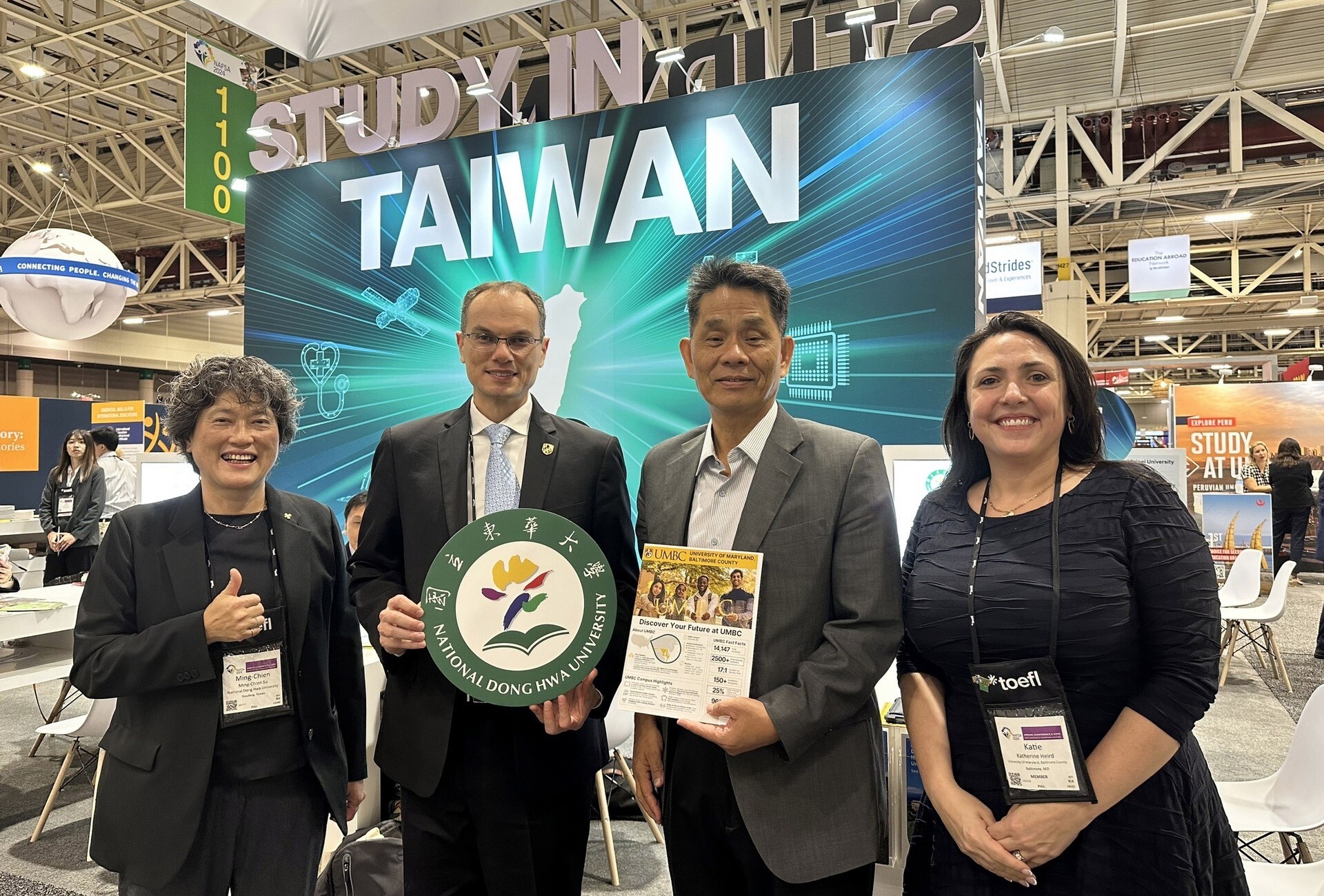 東華徐輝明校長與蘇銘千處長與美國 University of Maryland, Baltimore學校代表合影