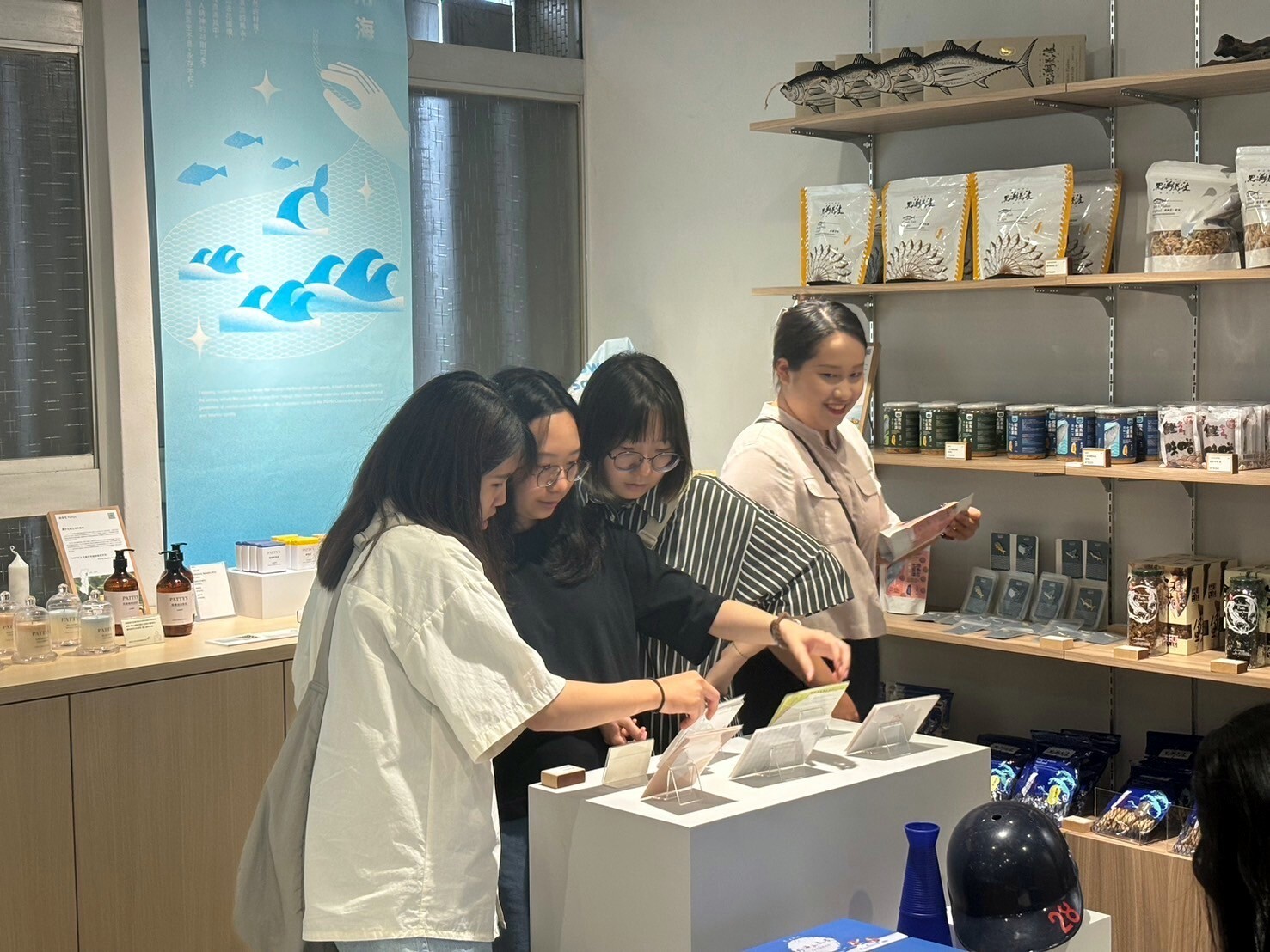 同學們於山海百貨進行互動式體驗學習