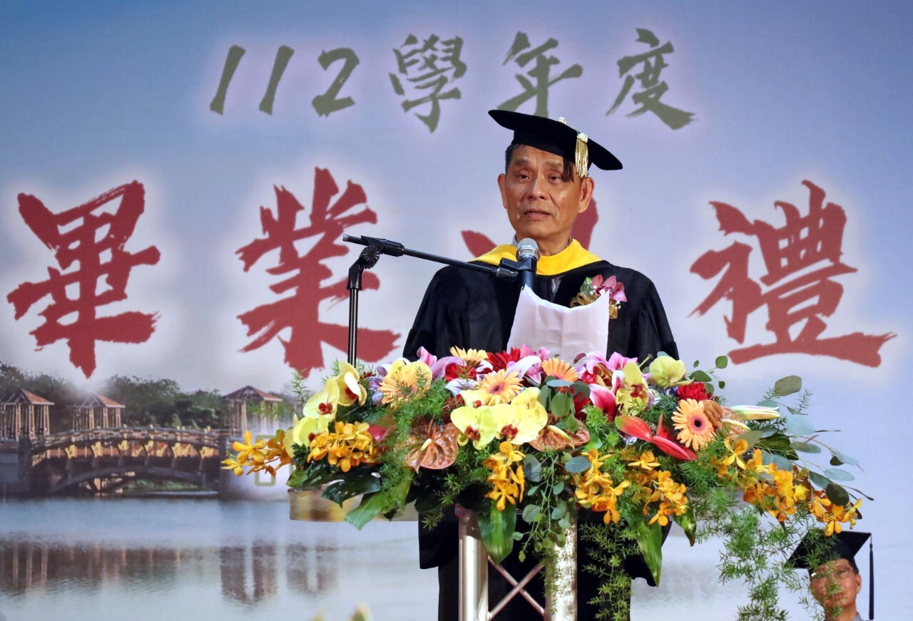 東華大學徐輝明校長期許大家畢業之後,就代表「你就是國立東華大學!」以波瀾入海之姿,開創燦爛輝煌的人生新境界
