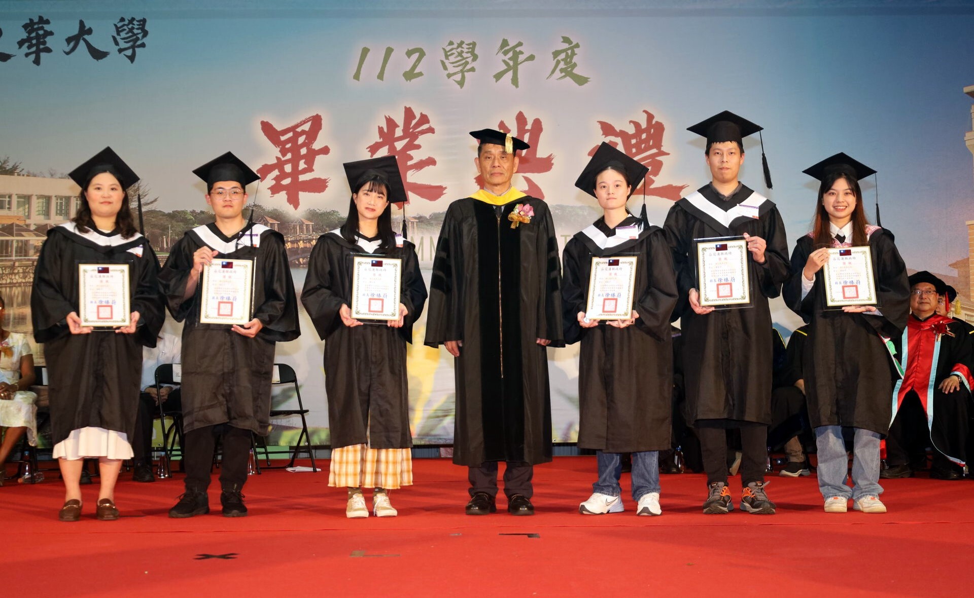 徐輝明校長代表頒發縣長獎