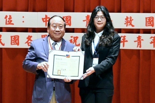 國際企業學系林貞妤同學,擁有一項發明及和兩項新型專利,獲選為113年大專優秀青年全國代表