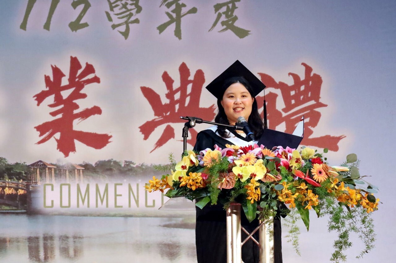 畢業生致詞由社會學系林姿妤同學代表,感謝一路上支持我們走到今日的家人、同學與師長