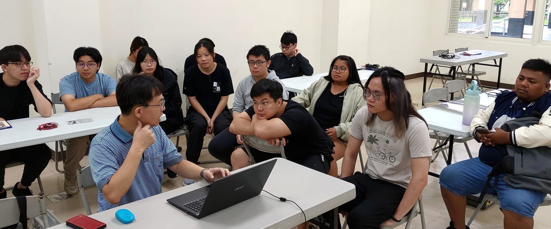 助教於臨時普物實驗室集合培訓