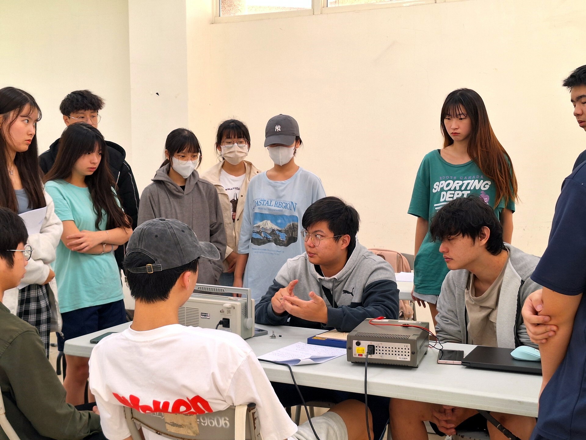 實驗助教為大學部學生示範解說實驗操作